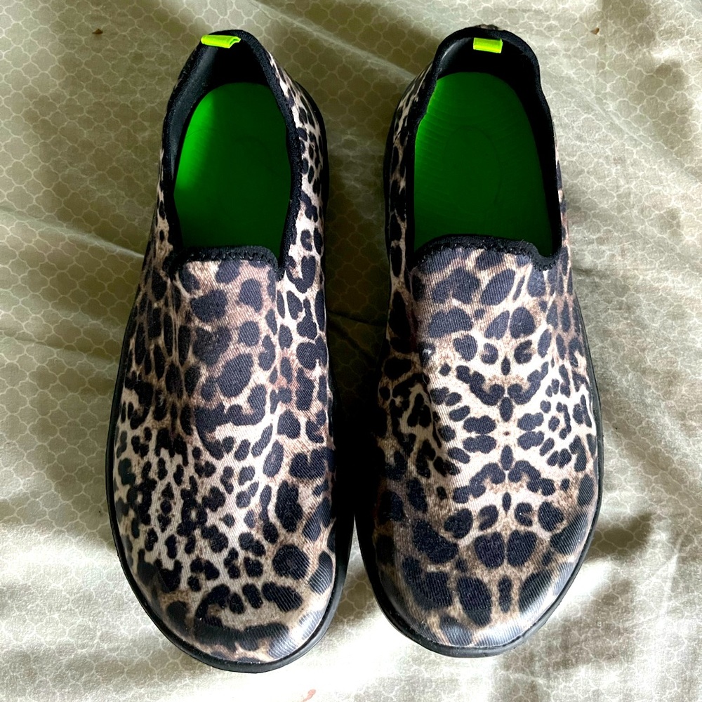 cheetah print OOFOS